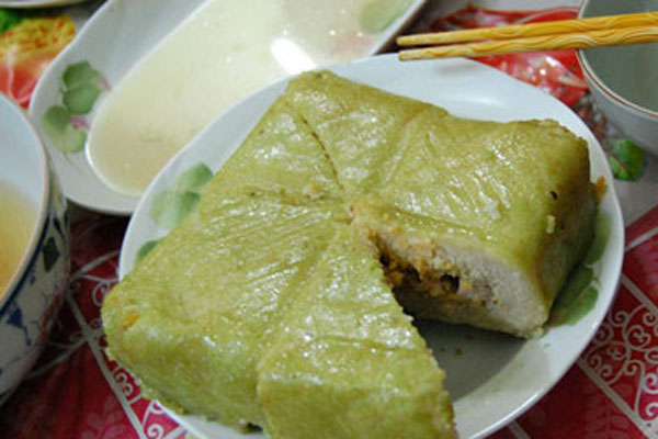 Banh Chung and banh Tet (Boiled rice and pork cakes)